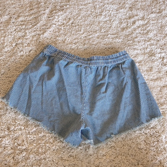 Woman’s shorts - Picture 2 of 2
